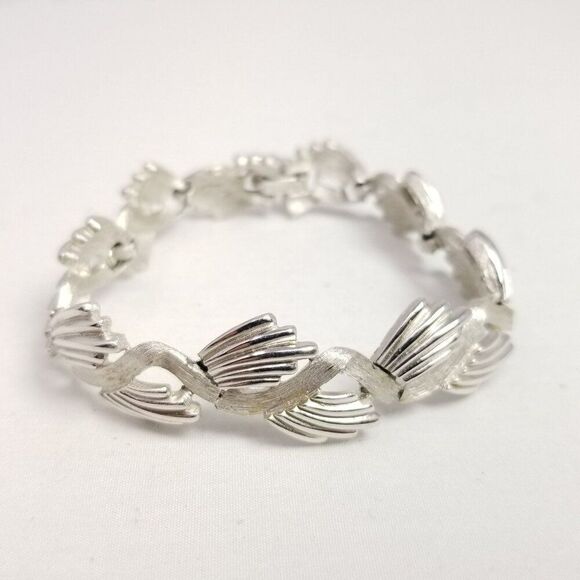 Vintage Crown Trifari Silver Tone Wing Shape Panel Bracelet, Signed Estate - Picture 6 of 7